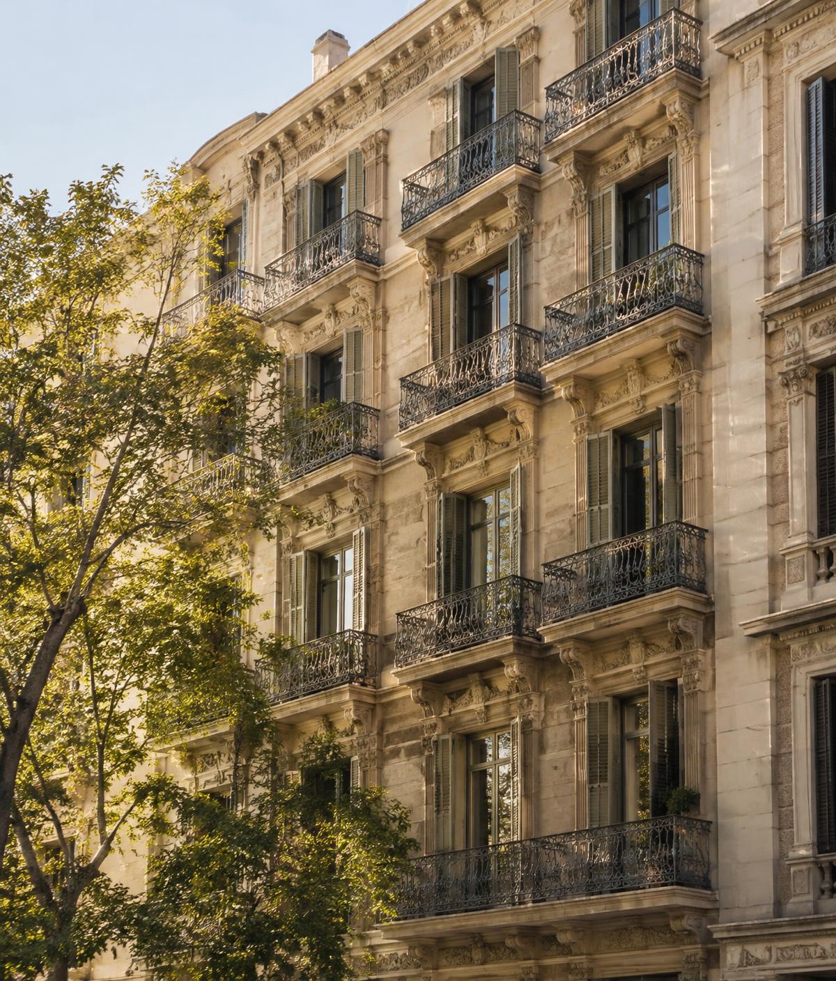 Fachada modernista en el Eixample de Barcelona